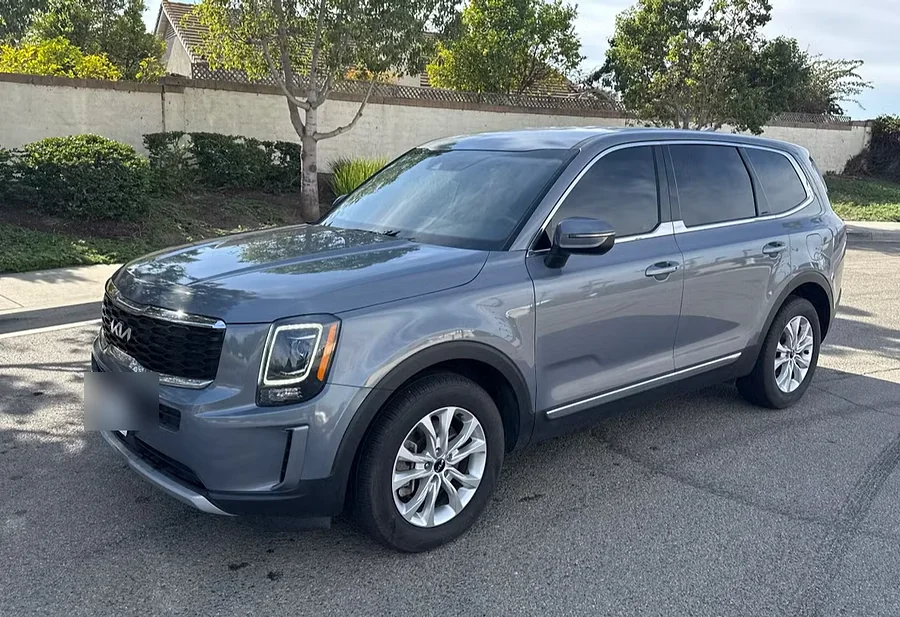 Grey Kia Telluride three-row SUV from the Evolution Auto Sale fleet
